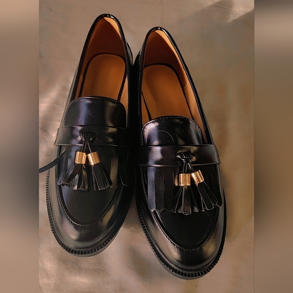 🖤 SLOTS Tassel Loafers with Gold Hardware – Classic Chic Slip-On Flats | NWOT - Picture 2 of 8